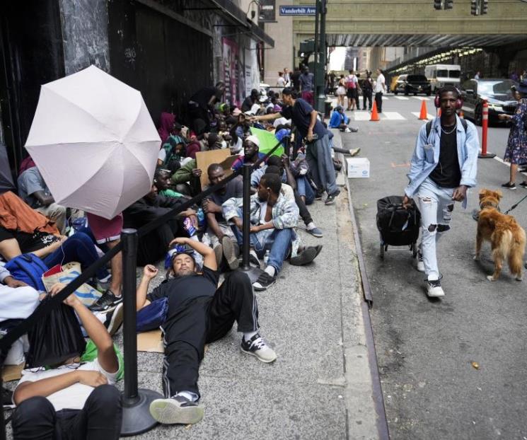 Flujo de migrantes satura albergues de Nueva York