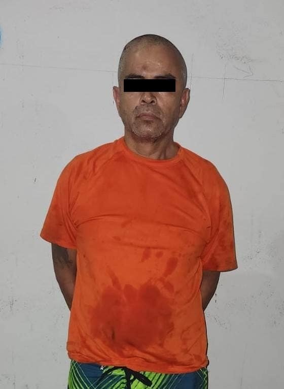 Un hombre fue detenido por oficiales de la Policía de Monterrey, cuando llegó a un domicilio e intentó privar de la vida una persona con la que al parecer tuvo una riña horas antes, amenazándolo y apuntándole a la cabeza con un arma de fuego, en la colonia Hogares Ferrocarrileros, al norte de la ciudad.