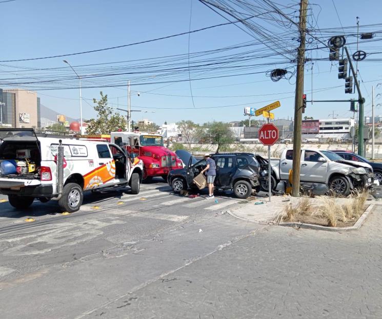 Queda mujer atrapada en auto tras choque