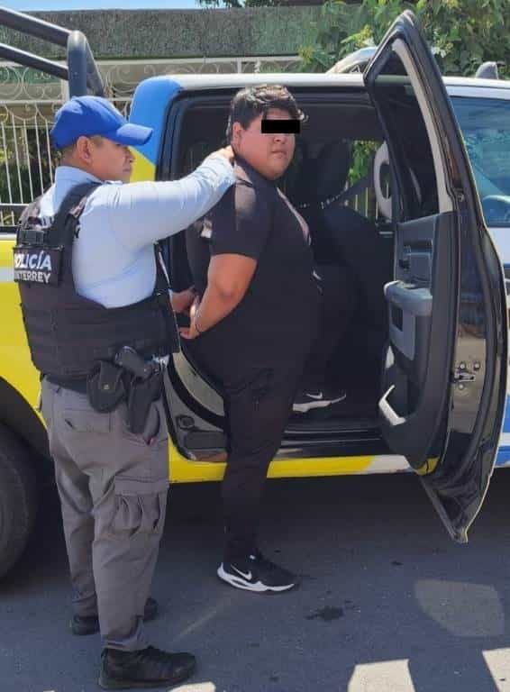 Luego de que presuntamente agrediera a su ex pareja por presuntamente molestar y hacer llorar al hijo de ambos, un hombre fue detenido por oficiales de la Policía de Monterrey.