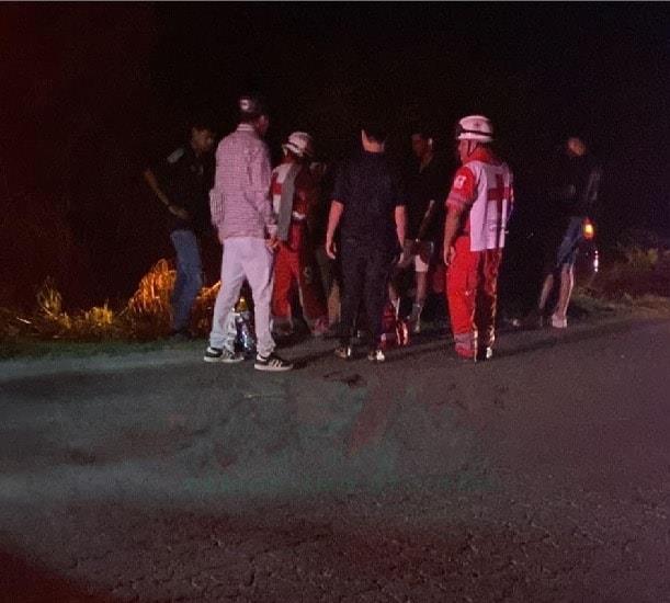 Estrellan auto contra poste
