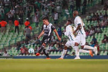 Suma Necaxa primer triunfo con goleada de 5-2 a Santos