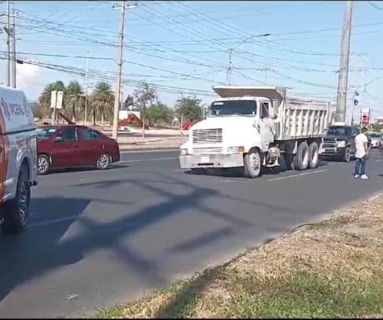 Sale disparada llanta contra auto