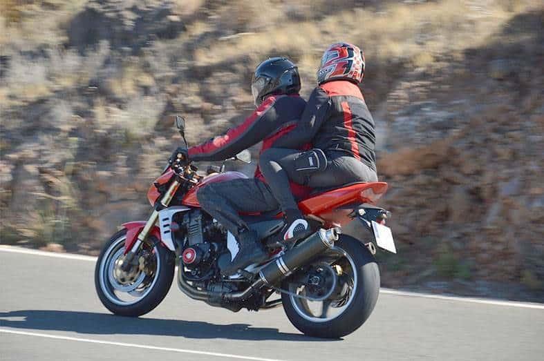 Buscan prohibir pasajeros en las motocicletas