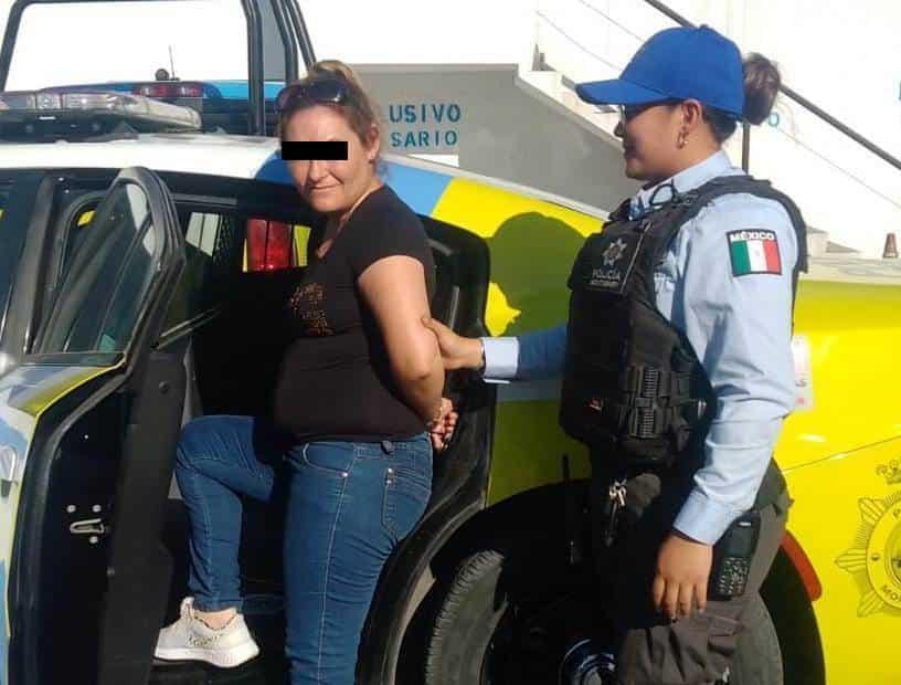Detienen a mujer en auto robado