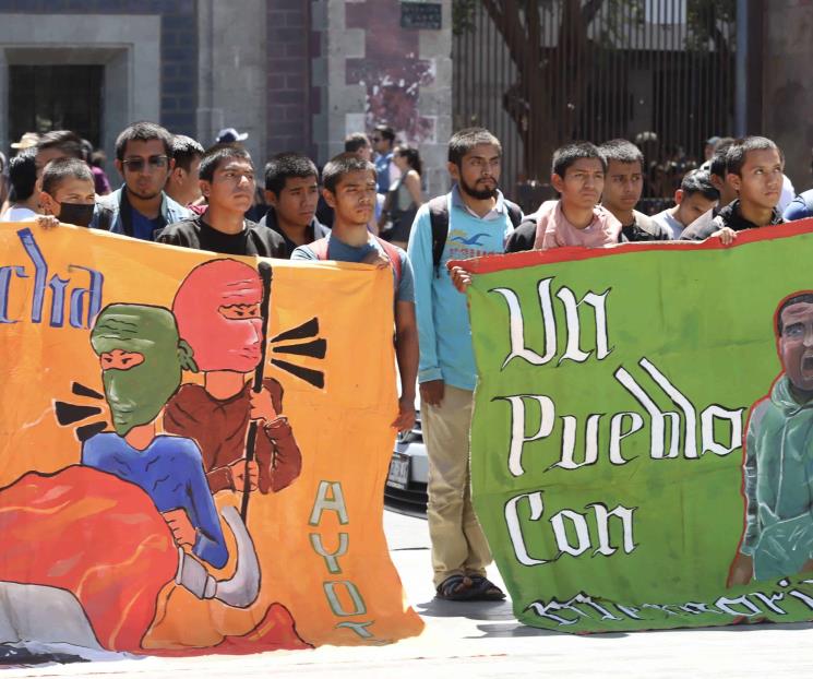 Protestan padres de los 43 normalistas