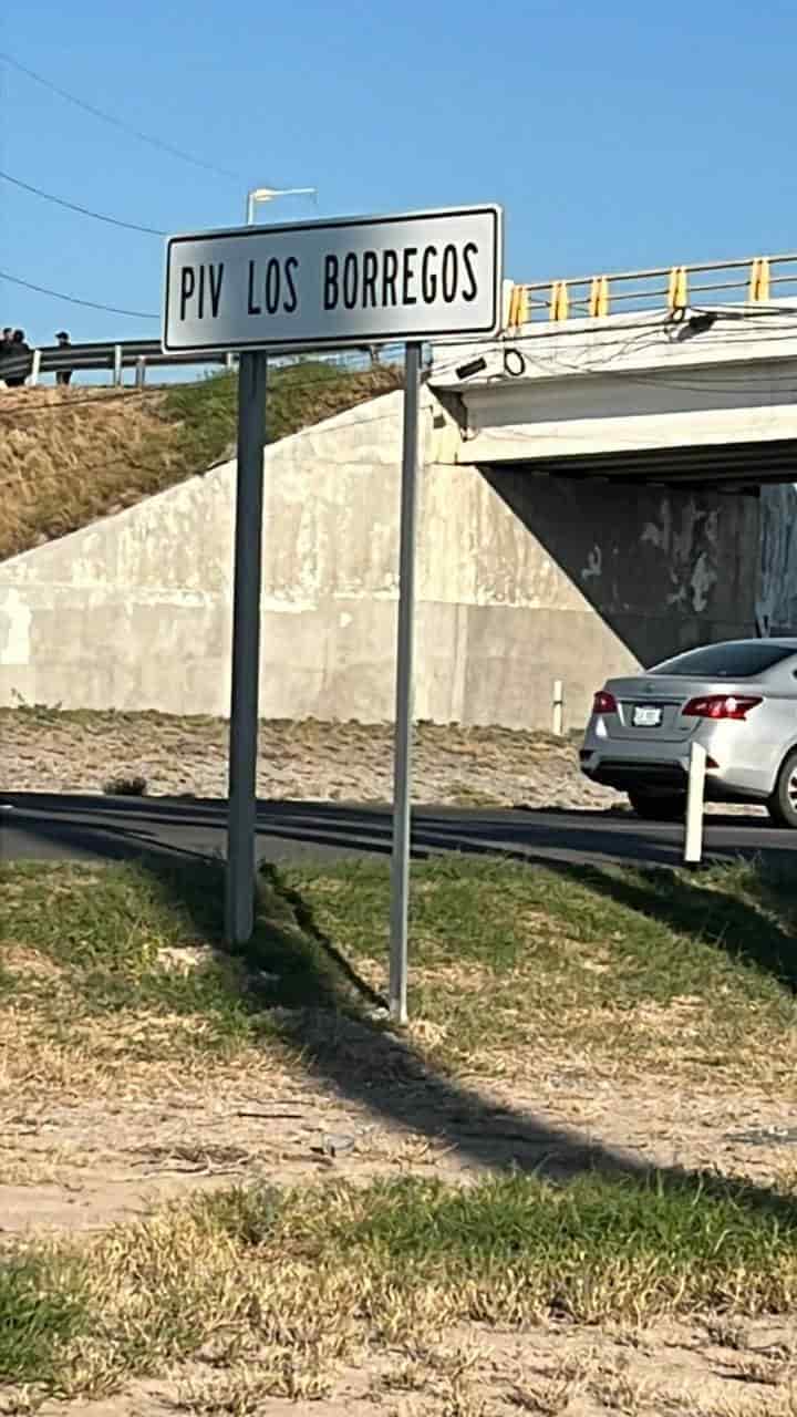 Las cabezas de dos hombres dentro de una hielera y con un narcomensaje, fueron encontradas en el Puente Los Borregos, Autopista a Laredo, ayer en el municipio de Ciénega de Flores, mismo sitio donde se han dejado ejecutados en varias ocasiones.