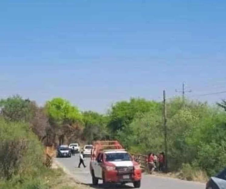 Cae motociclista a arroyo y pierde la vida