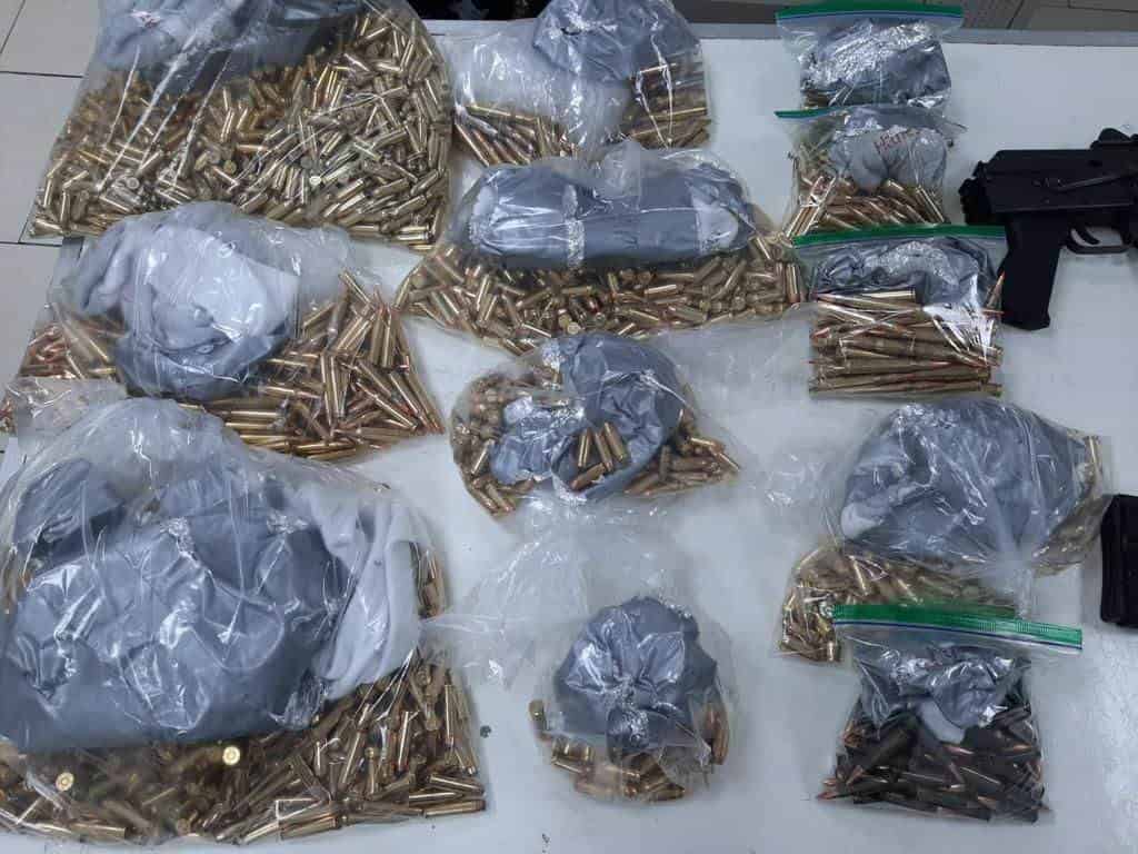 Un hombre en posesión de armas de fuego y cartuchos escondidos en una hielera, fue detenido por elementosde la Policía Federal Ministerial (PFM) de la Fiscalía General de la República (FGR) en Nuevo León, en el municipio de Galeana.