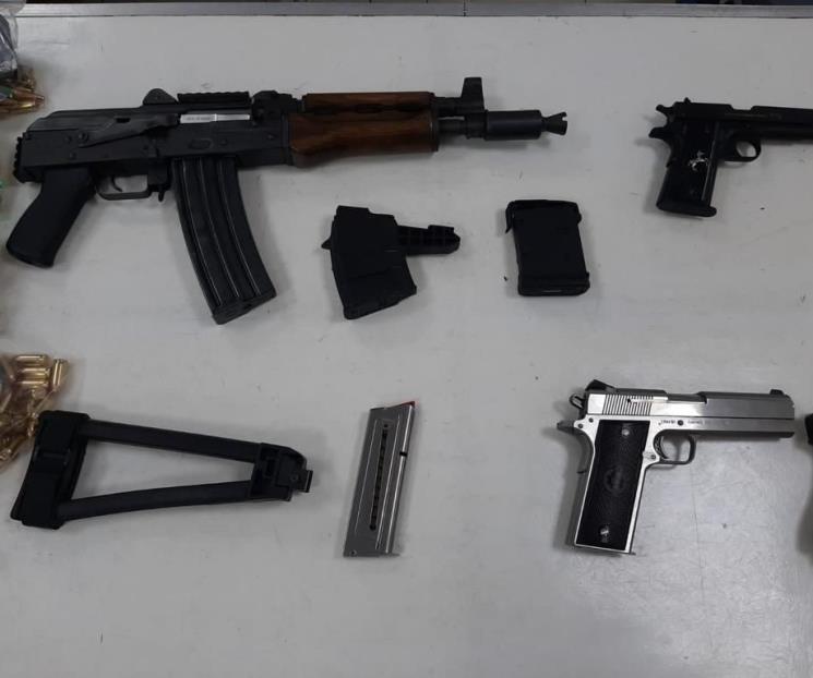 Esconde armamento en hielera
