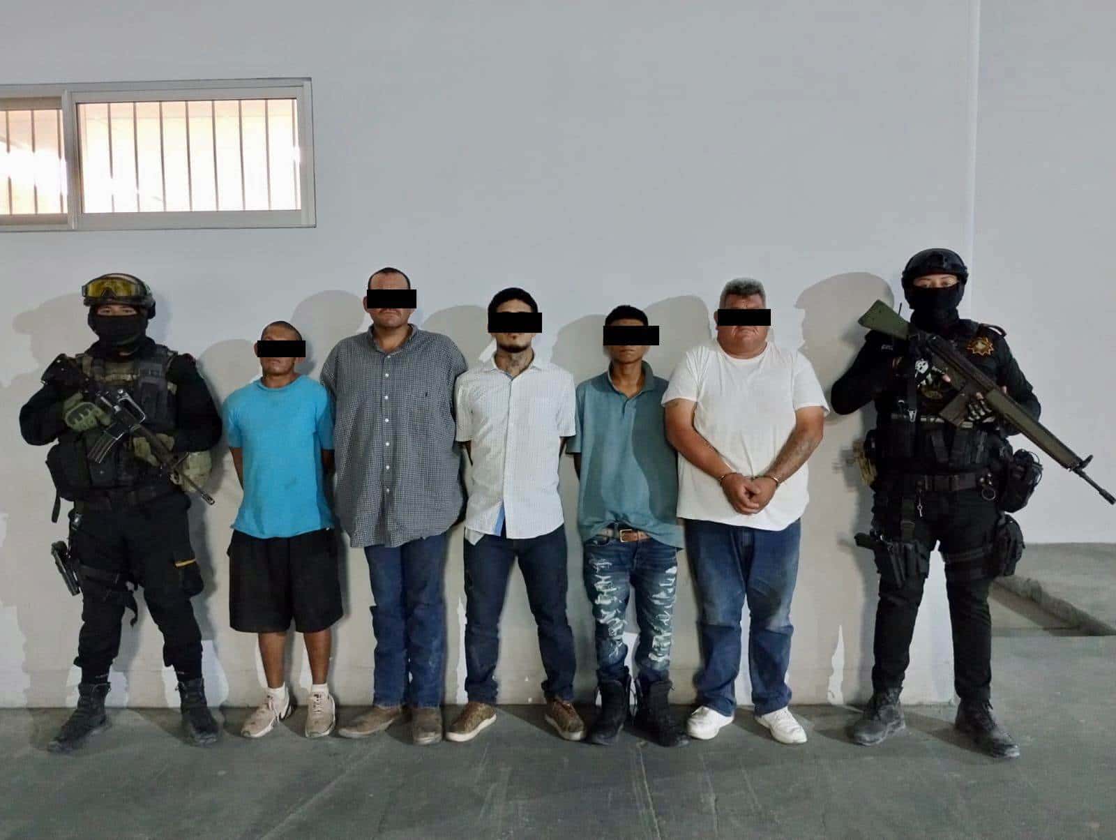 Un grupo de cinco personas presuntamente dedicadas a realizar actividades ilícitas como el halconeo, fueron arrestadas por elementos de Fuerza Civil como resultado de labores de disuasión delictiva, en calles de la Colonia Convento, en el municipio de Lampazos de Naranjo, al norte de Nuevo León.