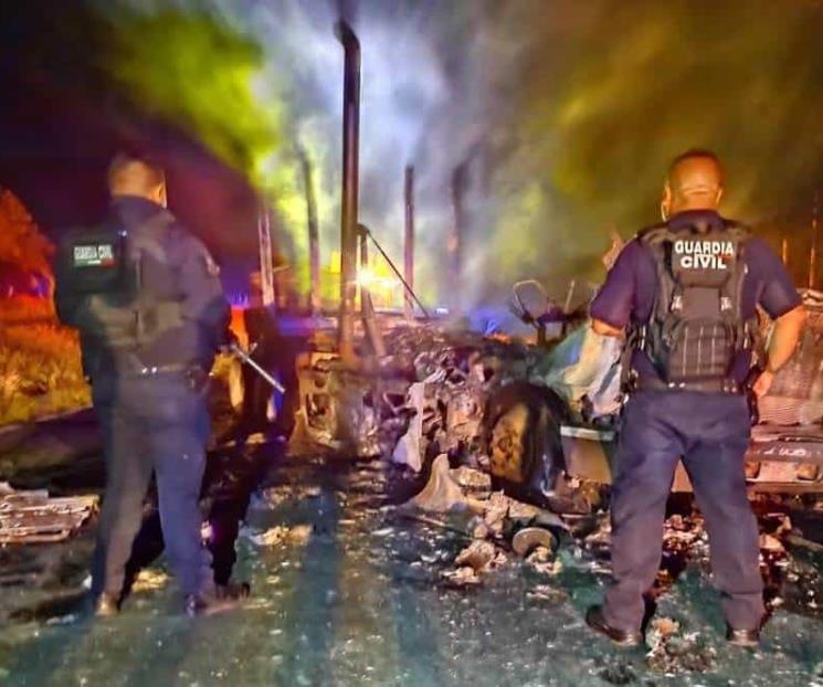 Queman vehículos en carreteras de Michoacán