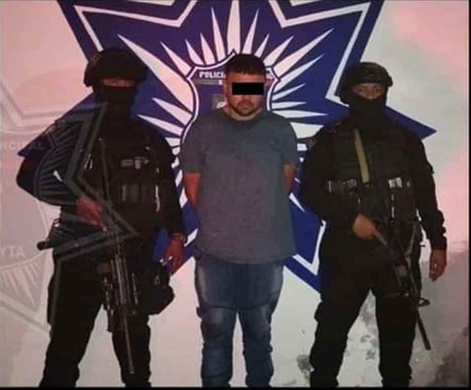 Elementos de la policía preventiva de Cadereyta, lograron la detención de un hombre, que fue sorprendido desmantelando un automóvil en un predio baldío.