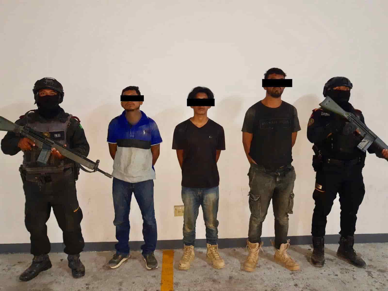 Tres hombres con armas largas, droga y ponchallantas, fueron arrestados por elementos de Fuerza Civil en el municipio de China.