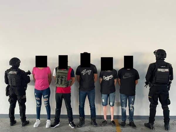 Con tres armas de fuego largas, droga y un chaleco táctico, fueron detenidas cinco personas, entre ellas dos mujeres, por parte de Fuerza Civil en el municipio de Escobedo.
