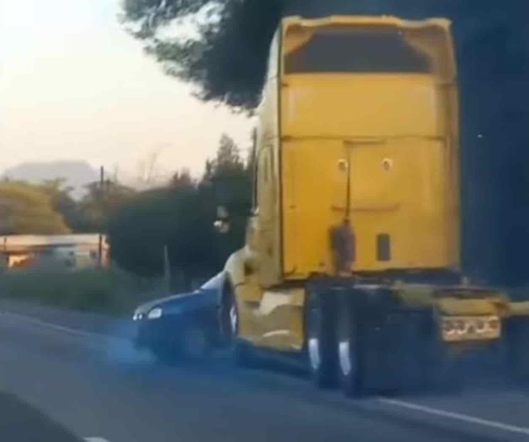 Auto es arrastrado por tráiler en Montemorelos