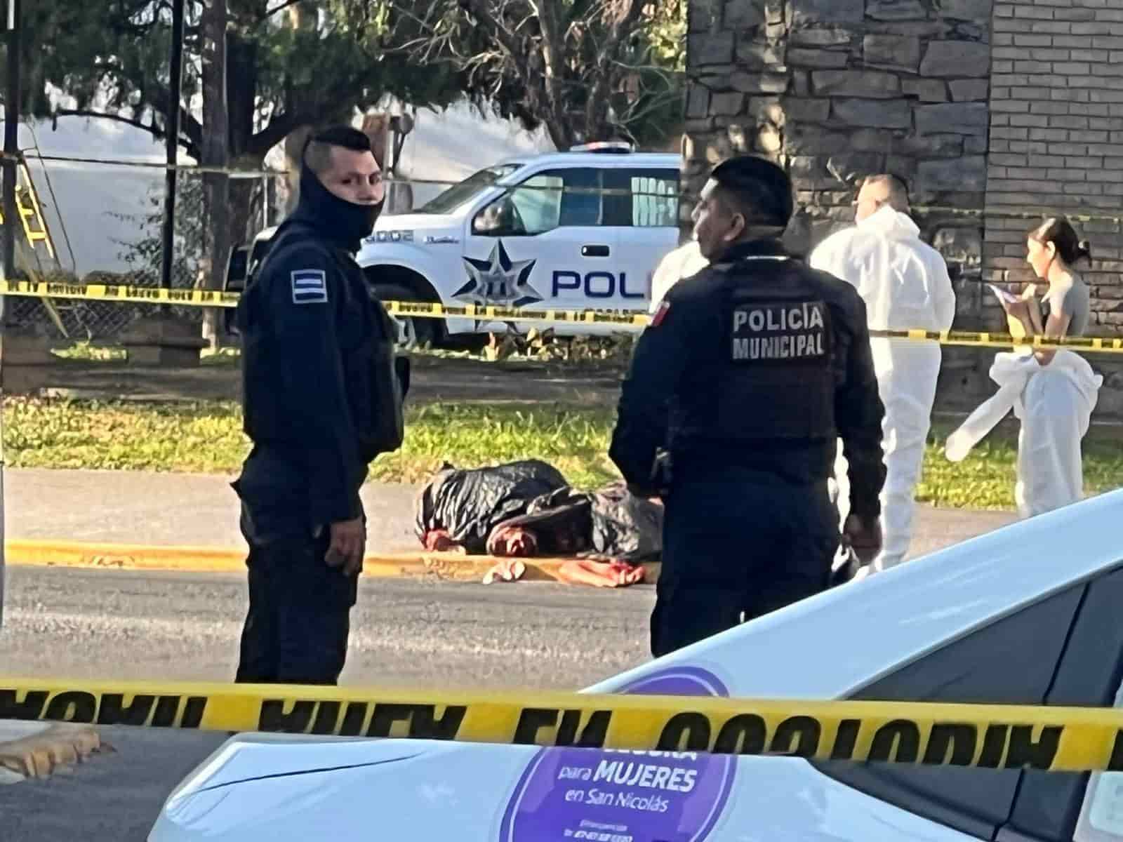 Los cuerpos de al menos siete personas mutiladas, en bolsas negras y hieleras, dejados la mayoría en forma simultánea en la vía pública, fueron encontrados ayer en los municipios de San Nicolás, Apodaca, García, Santa Catarina, Juárez y Monterrey, con narcomensajes.