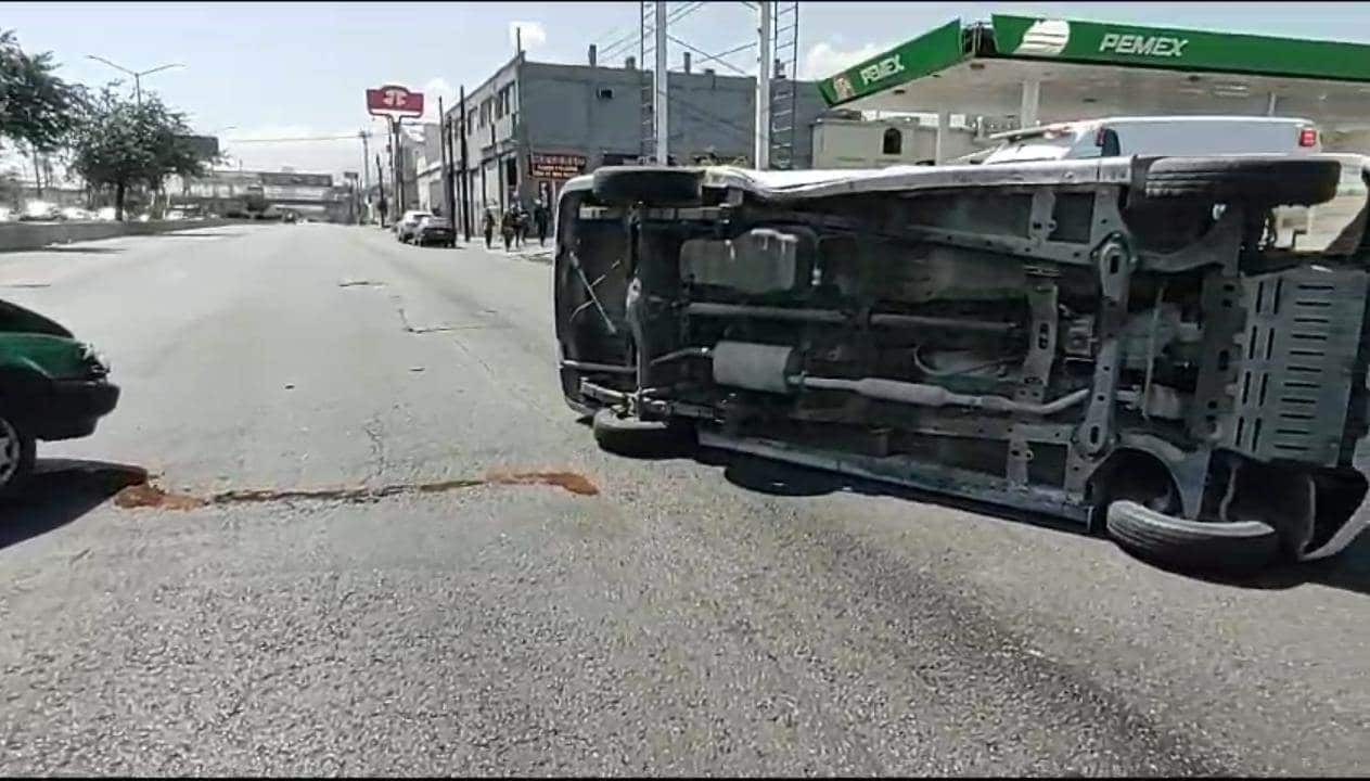 El choque volcadura entre un taxi y una camioneta, dejó a dos personas lesionadas, ayera dos personas lesionadas, en la Colonia Industrial, en Monterrey.