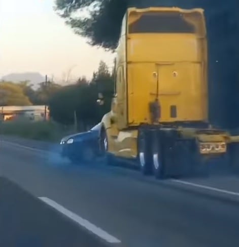 Dos hombres lograron sobrevivir de milagro, luego de ser arrastrado su vehículo, más de 20 metros en un tramo de la Carretera Nacional en el municipio de Montemorelos.