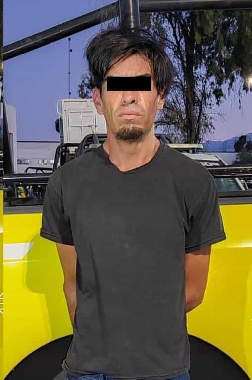 El presunto responsable de un fraude y del robo un vehículo con violencia, fue detenido por elementos de la Policía de Investigación de Monterrey, luego de que le encontraron 13 envoltorios con hierba verde similar a la marihuana y portación de un arma de fuego.