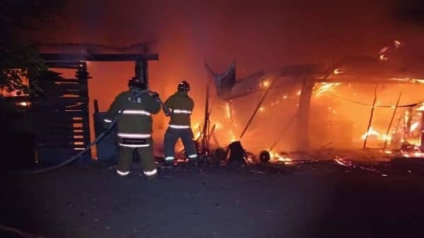 El incendio de tejabanes en el municipio de Terán, movilizó la madrugada de ayer a elementos de Bomberos y Protección Civil, sin que se reportaran lesionados, únicamente daños materiales.