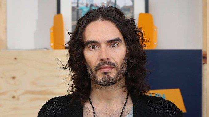 Pide Russell Brand ayuda monetaria a sus seguidores