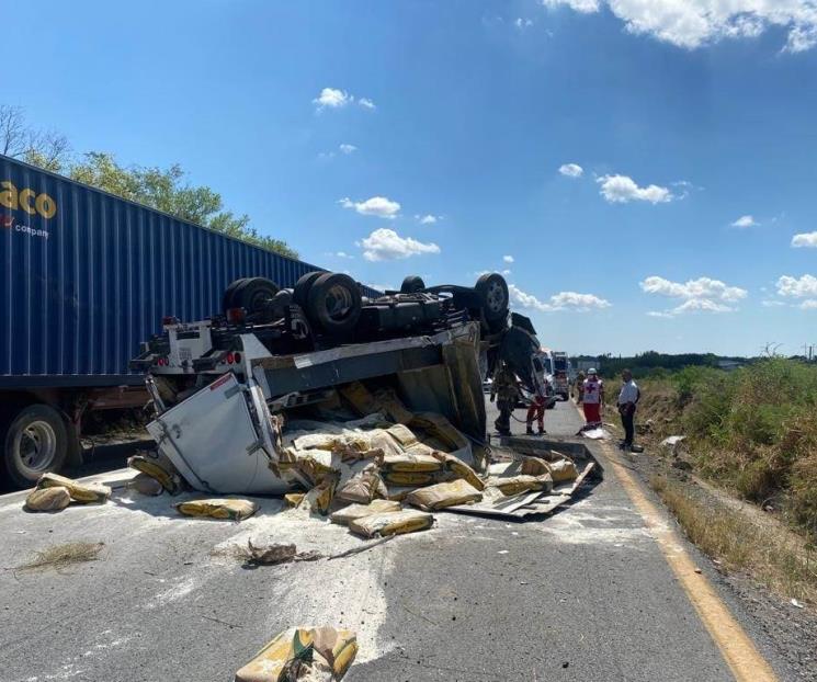 Vuelca camión de carga en Linares, hay 2 heridos