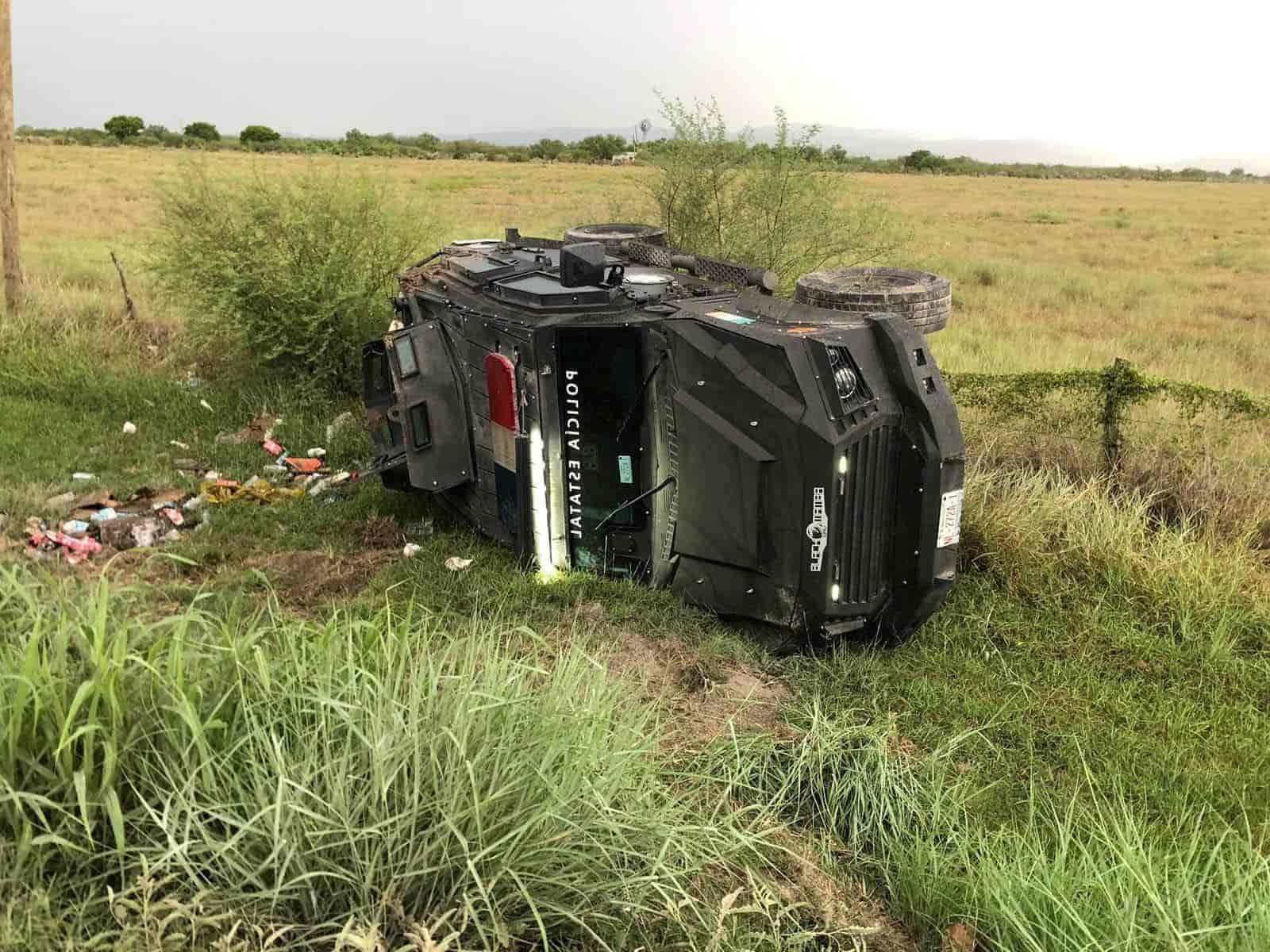 Una unidad Black Bamba de Fuerza Civil, valuada en siete millones de pesos, terminó con serios daños materiales, al volcarse en el municipio de Cerralvo, Nuevo León.