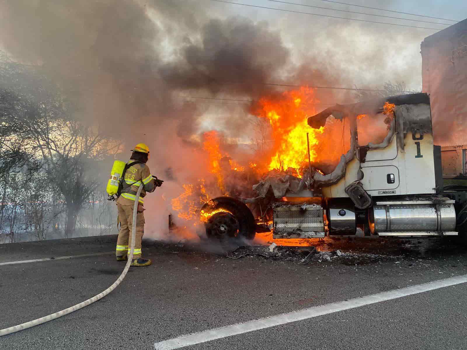 A unas horas que llegara un contingente de la Secretaria de la Defensa Nacional a reforzar la seguridad en Nuevo León, se registraron varios narco-bloqueos en los municipios de Linares, Hualahuises y Montemorelos.