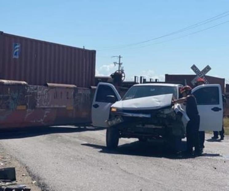 Intenta camioneta ganar paso al tren en Linares, la embiste