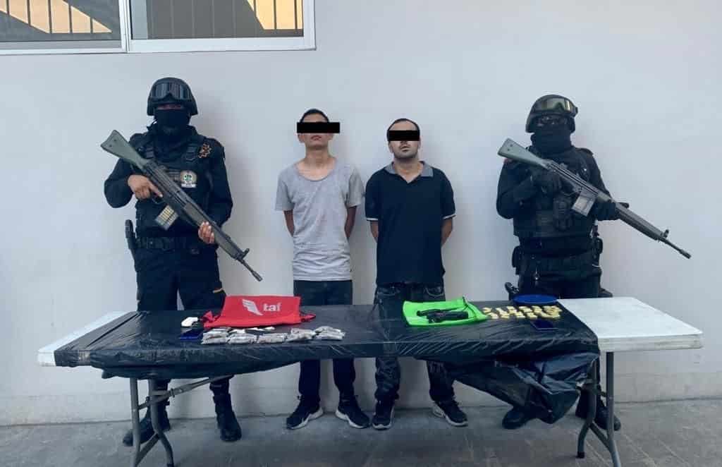 Un par de jóvenes armados y con droga, fueron arrestados por elementos de Fuerza Civil en la Colonia Blas Chumacero, municipio de San Nicolás, tras atender el reporte de personas armadas.