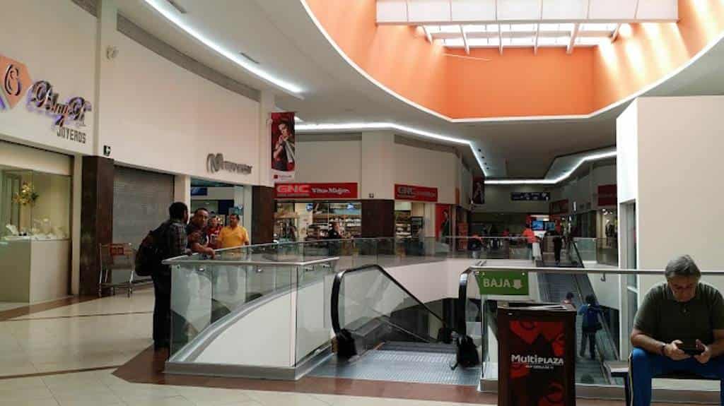 Dos delincuentes estuvieron siguiendo a un cliente de un banco de Guadalupe, quien fue despojado de 350 mil  pesos en efectivo, que acaba de retirar.