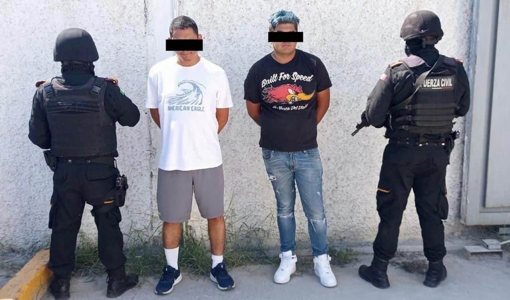 Dos hombres que trasladaban a 20 centroamericanos de manera ilegal a la frontera, fueron arrestados por elementos de Fuerza Civil, el martes en el municipio de Santa Catarina.