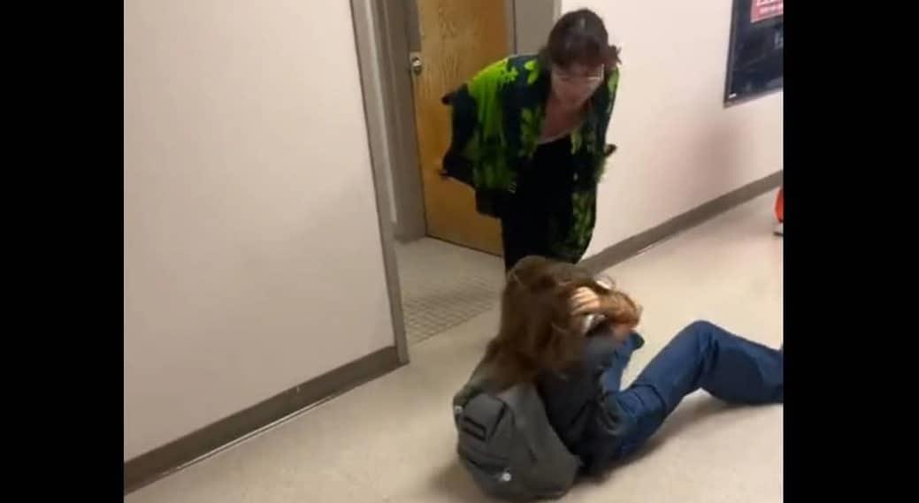 Menor trans golpea a niña en escuela de Oregon