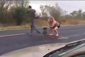 Captan a pareja colocando ponchallantas en narcobloqueos