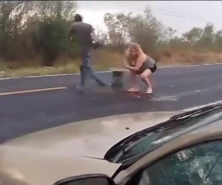 Captan a pareja colocando ponchallantas en narcobloqueos Captan a pareja colocando ponchallantas en narcobloqueos