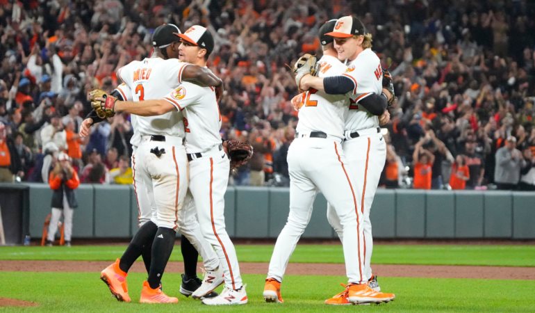 Amarran Orioles su división