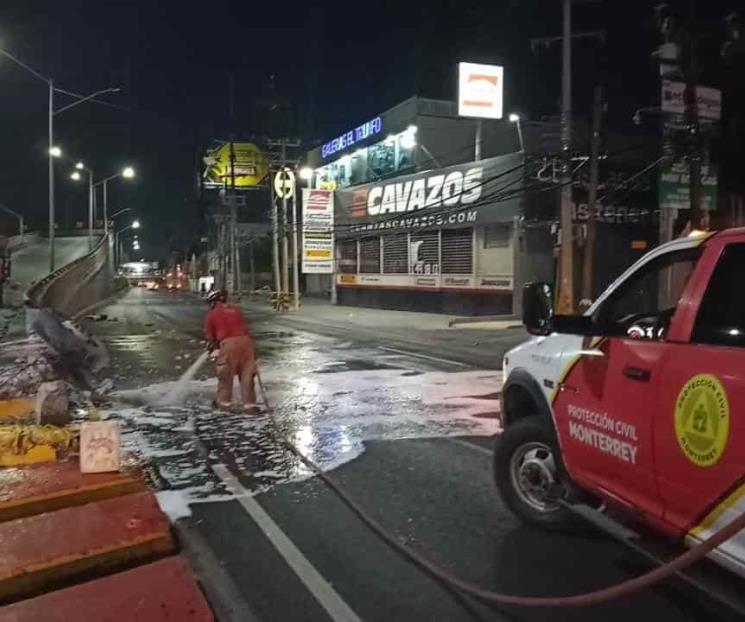 Vuelca camión de carga