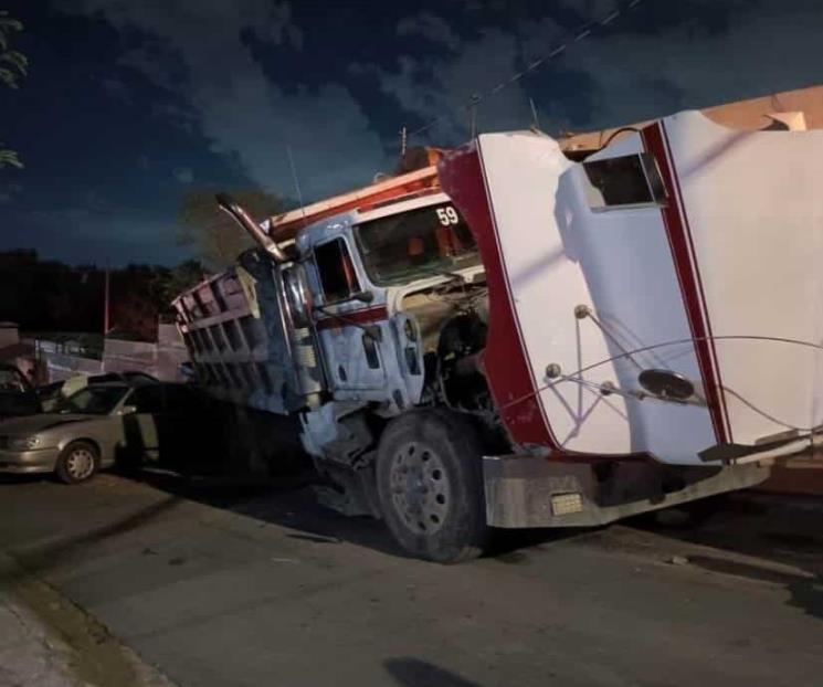 Se queda sin frenos e impacta autos en Pesquería