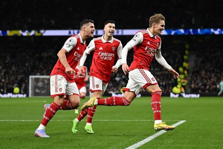 Golea el Arsenal y se meten a la pelea por el liderato