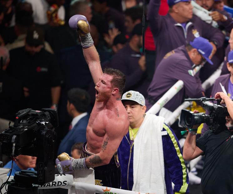 Vence ‘Canelo’ a Charlo sin batallar