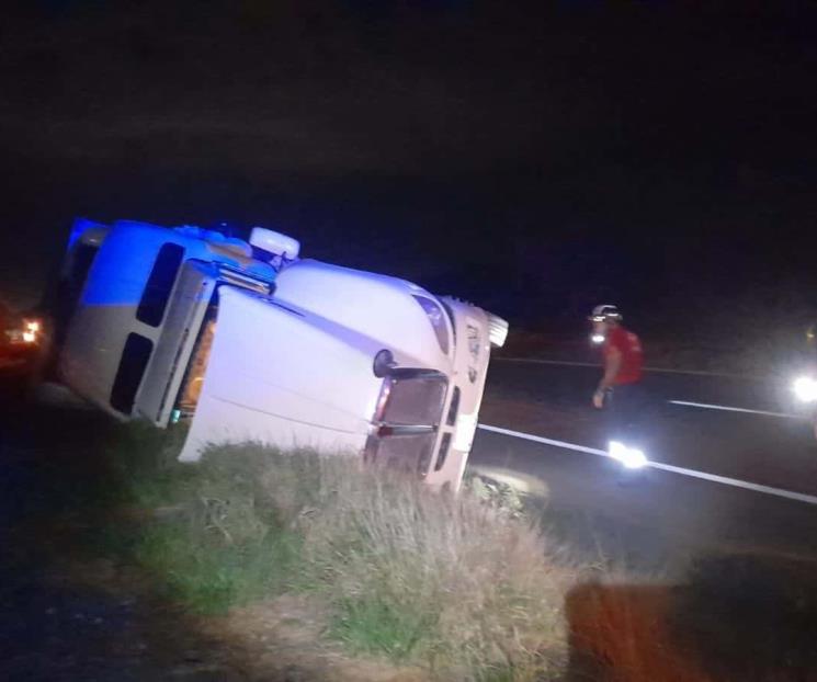 Vuelca tráiler cargado con carnes frías; no hay heridos Vuelca tráiler cargado con carnes frías; no hay heridos