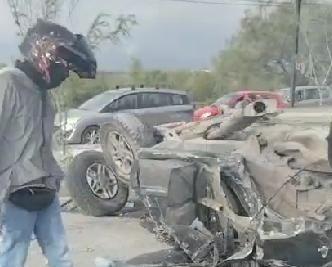 Destroza camioneta en volcadura y sobrevive