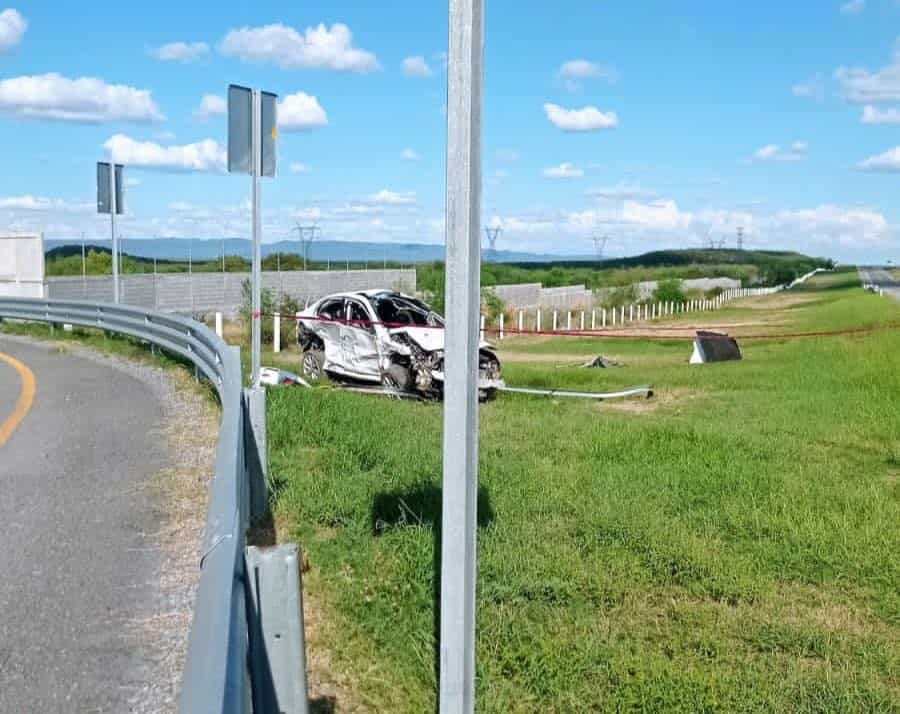 Un joven perdió la vida en forma trágica al volcar su automóvil en un tramo de la Autopista Monterrey-Reynosa, en el municipio de Cadereyta.