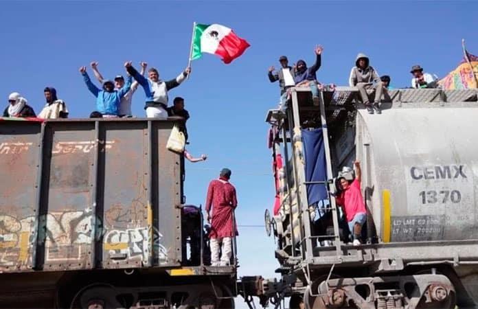 Tras 33 horas varados, migrantes reanudan viaje