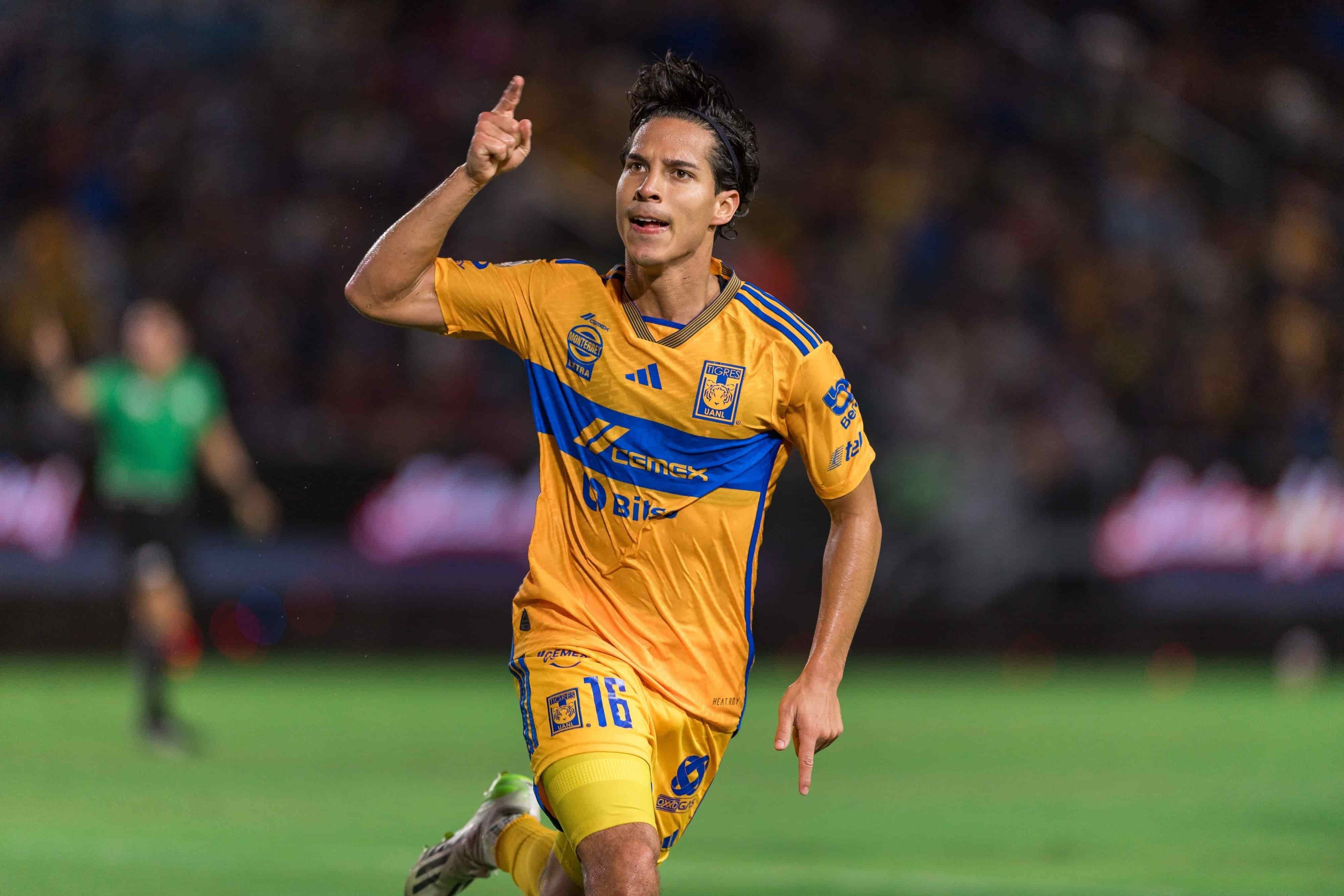 Diego Lainez anota.