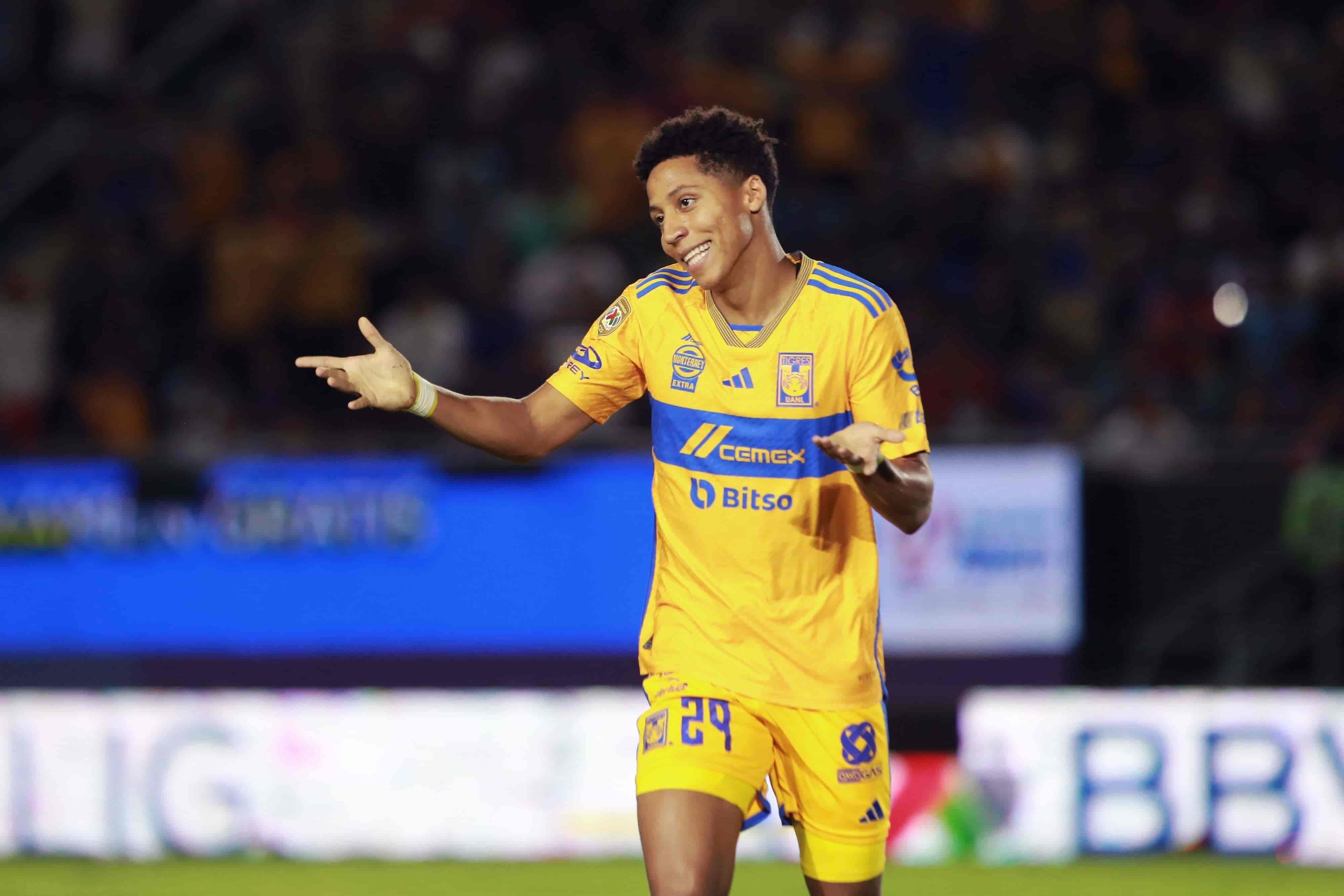 Ozziel Herrera anota.