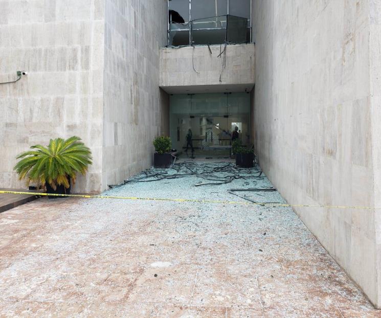 Caen vidrios de edificio en San Pedro Caen vidrios de edificio en San Pedro