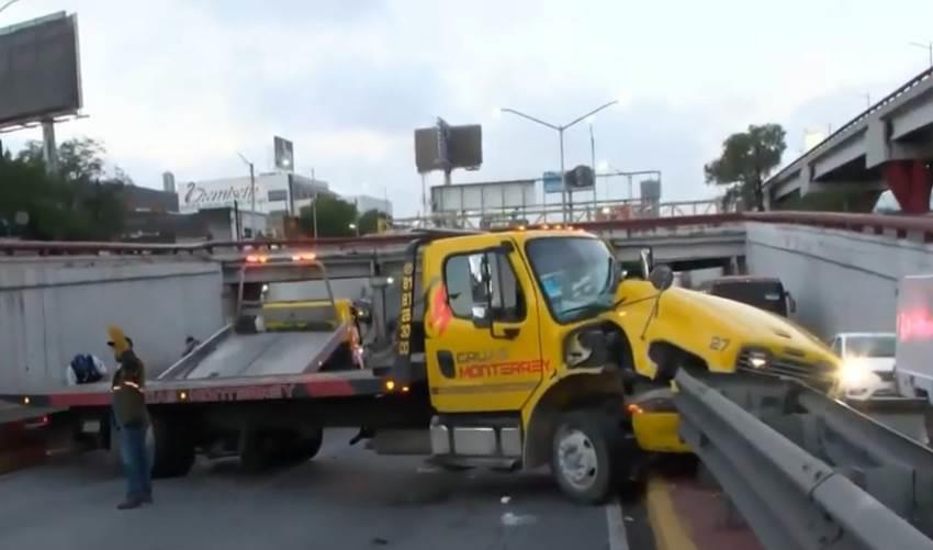 Se impacta grúa contra barandal en Av. Morones Prieto