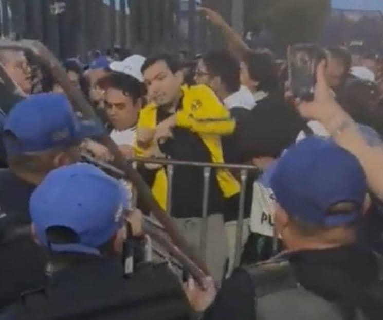 Momentos de drama a las afueras del Azteca